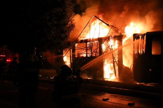 رجال الطفاء بالبرازيل يحاولون السيطرة على الحرائق