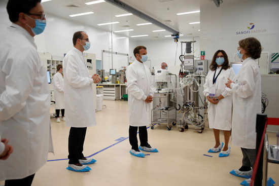 الرئيس الفرنسى ماكرون يزور وحدة اللقاح