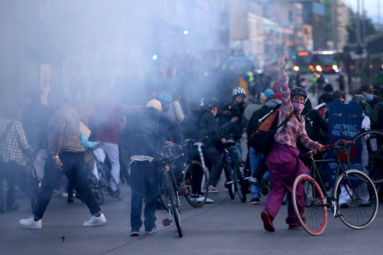 الغاز المسيل للدموع لتفريق المحتجين