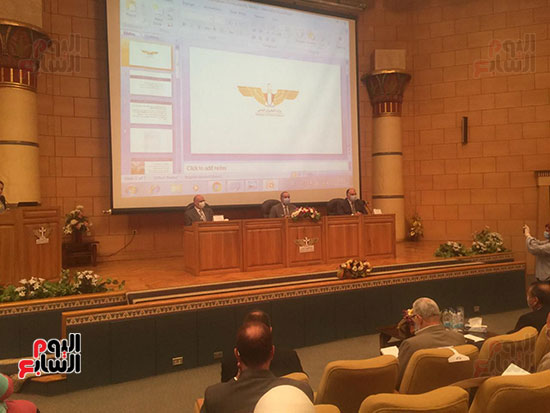 وزير الطيران المدنى خلال المؤتمرًا الصحفى (10)