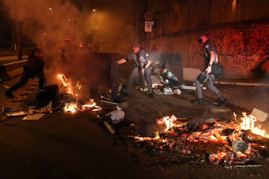 قوات الامن البرازيلية تحتمى فى صناديق القمامة