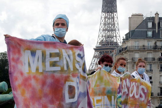 احتجاجات العاملين الصحيين فى فرنسا للمطالبة بزيادة أجورهم