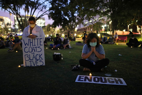 عاملتان بالرعاية الصحية بلوس أنجلوس تشاركان فى الوقفة عاملتان بالرعاية الصحية بلوس أنجلوس تشاركان فى الوقفة