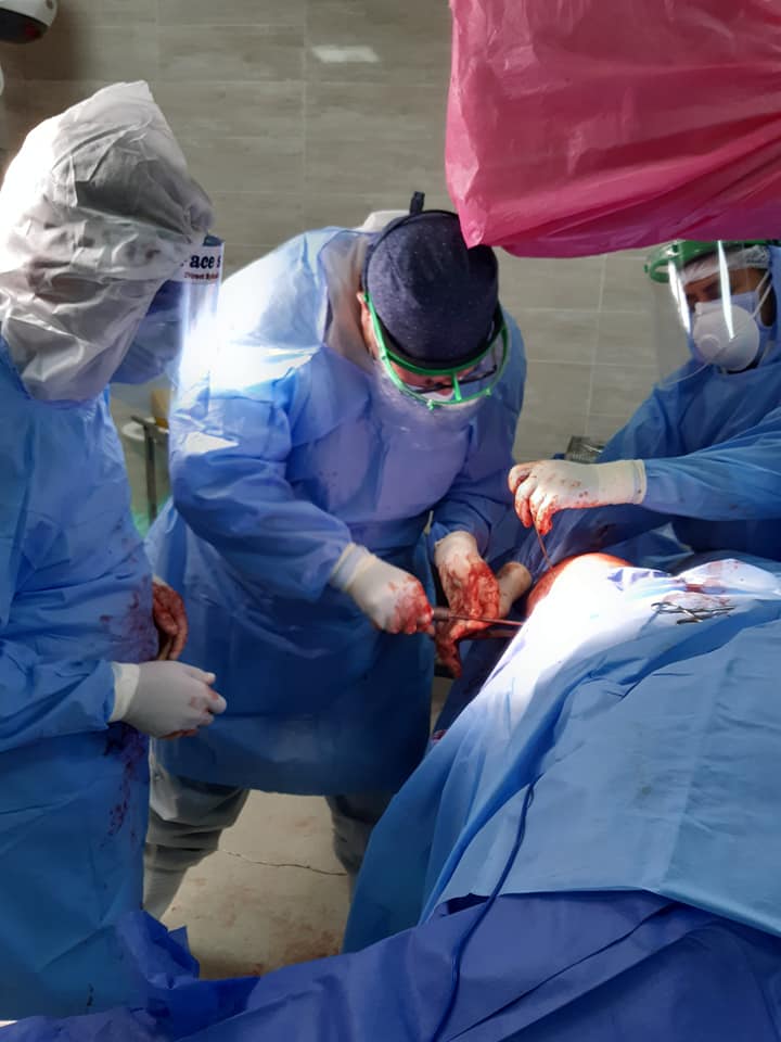 مستشفى الأقصر العام تجرى عملية جراحية لتثبيث كسر قدم مصاب بكورونا  (2)