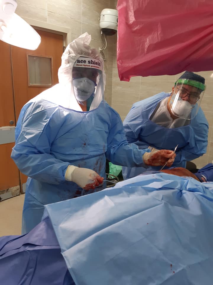 مستشفى الأقصر العام تجرى عملية جراحية لتثبيث كسر قدم مصاب بكورونا  (3)