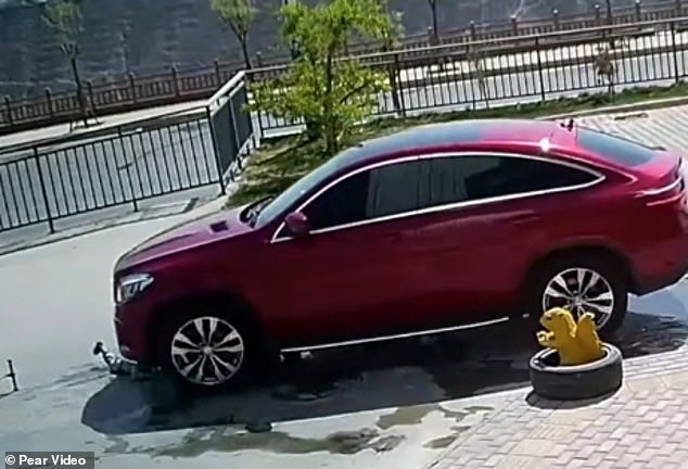 نجاه طفل صيني بأعجوبة بعد سقوطه تحت عجلات سيارة  (1)
