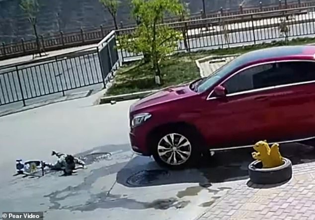 نجاه طفل صيني بأعجوبة بعد سقوطه تحت عجلات سيارة  (4)