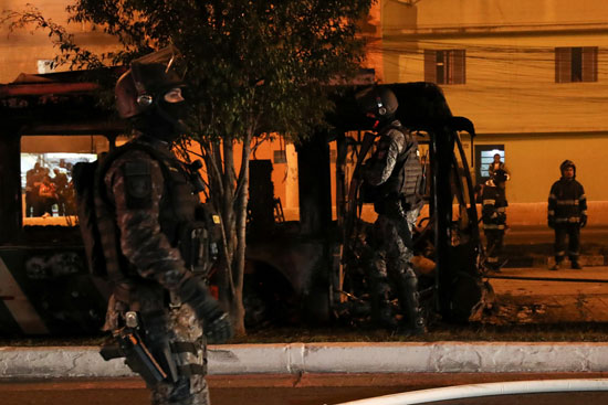 قوات الأمن البرازيلية  تقف بوسط الطريق