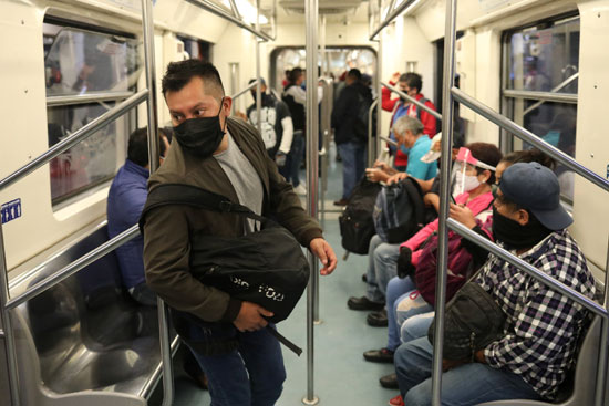مواطنون داخل عربة مترو