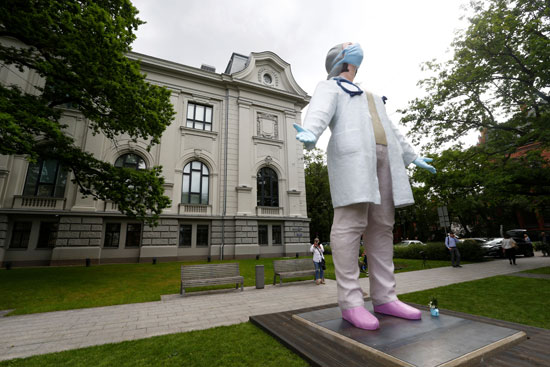 لاتفيا تنشئ تمثال بطول 6 أمتار شكرا للأطباء