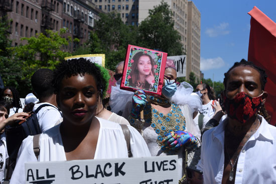 مسيرة تحت شعار سوداء عبر الحياة فى بروكلين