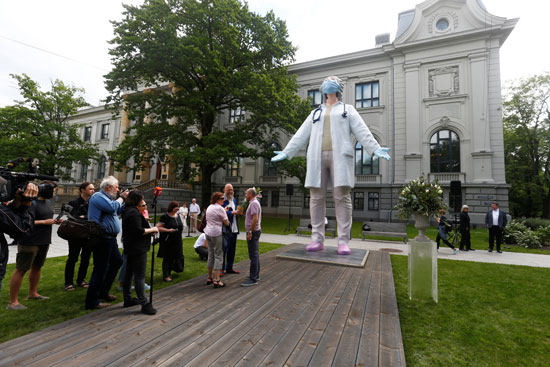 تمثال بطول 6 أمتار مخصص للأطباء لمواجهتهم كورونا