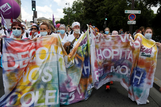 احتجاجات العاملين الصحيين فى فرنسا