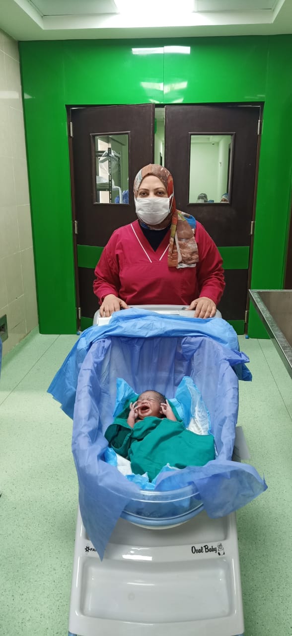 الطفل مصطفى المولود رقم 12 فى الحجر الصحى بمستشفى إسنا  (5)