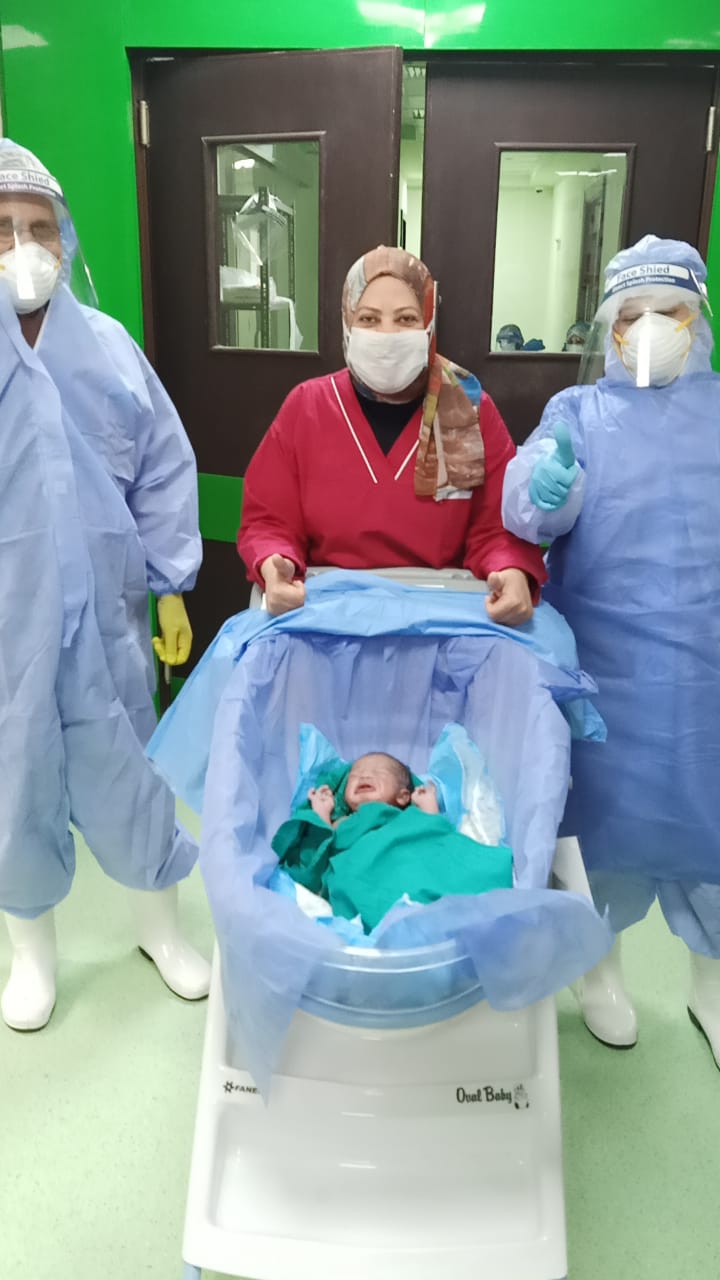 الطفل مصطفى المولود رقم 12 فى الحجر الصحى بمستشفى إسنا  (6)