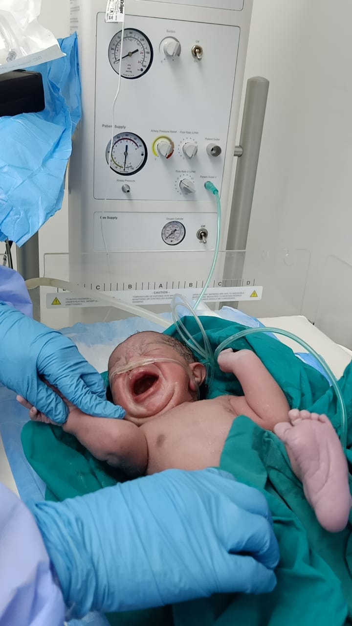 الطفل مصطفى المولود رقم 12 فى الحجر الصحى بمستشفى إسنا  (8)