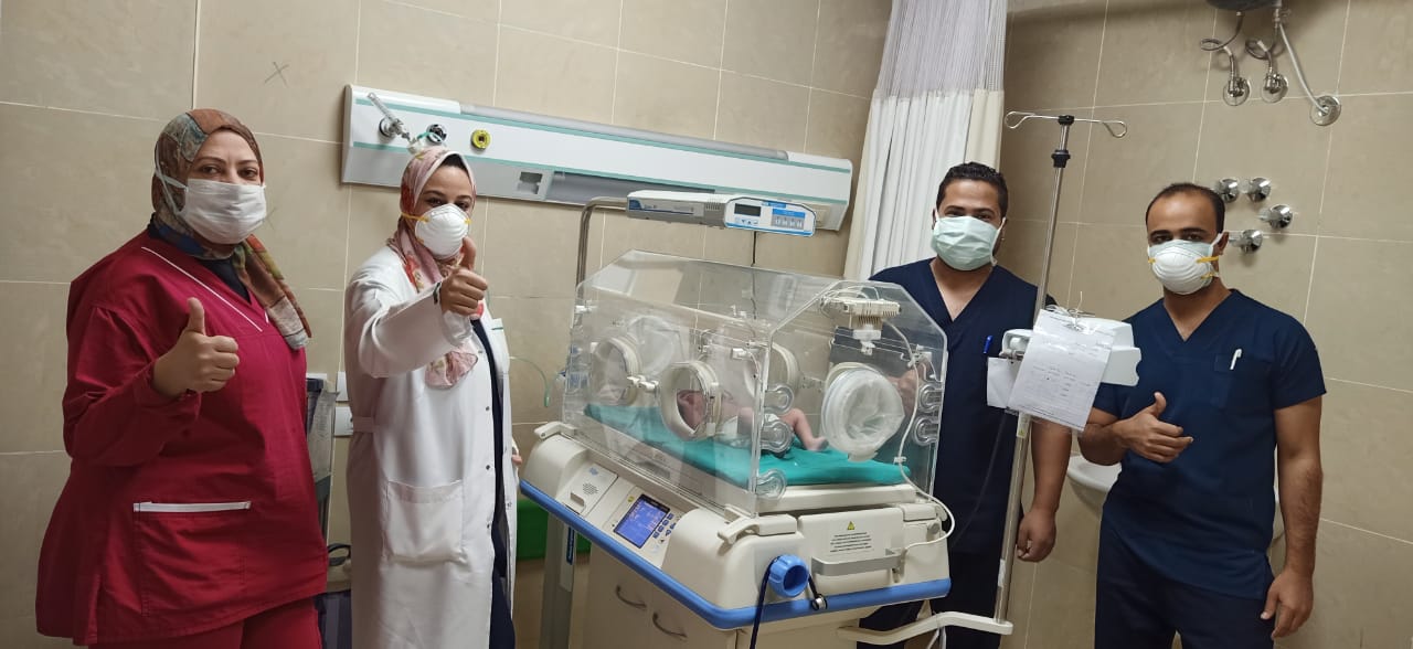الطفل مصطفى المولود رقم 12 فى الحجر الصحى بمستشفى إسنا  (11)