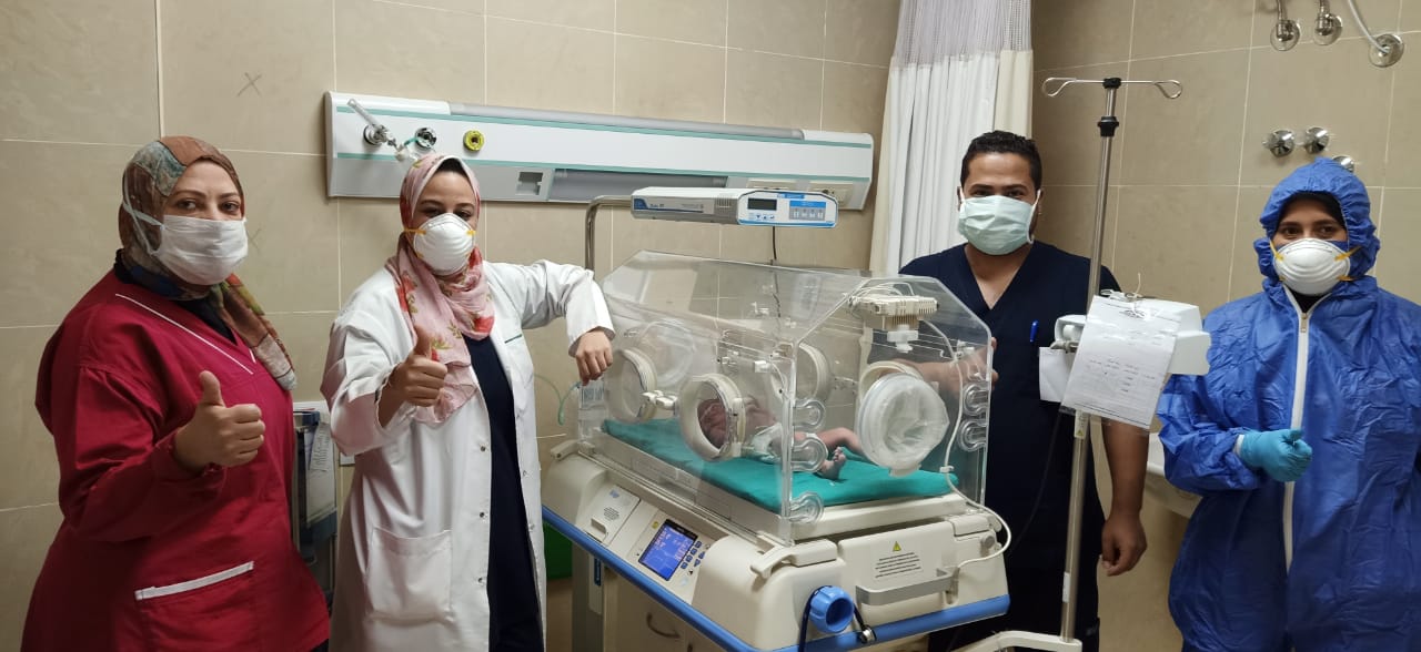 الطفل مصطفى المولود رقم 12 فى الحجر الصحى بمستشفى إسنا  (4)