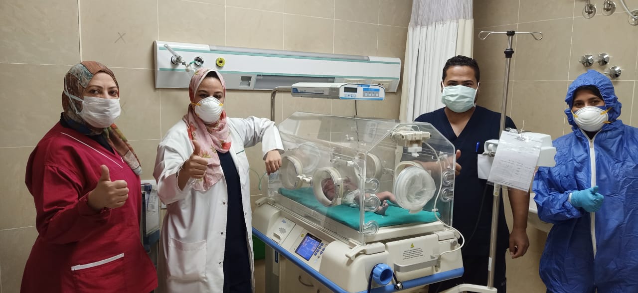 الطفل مصطفى المولود رقم 12 فى الحجر الصحى بمستشفى إسنا  (9)