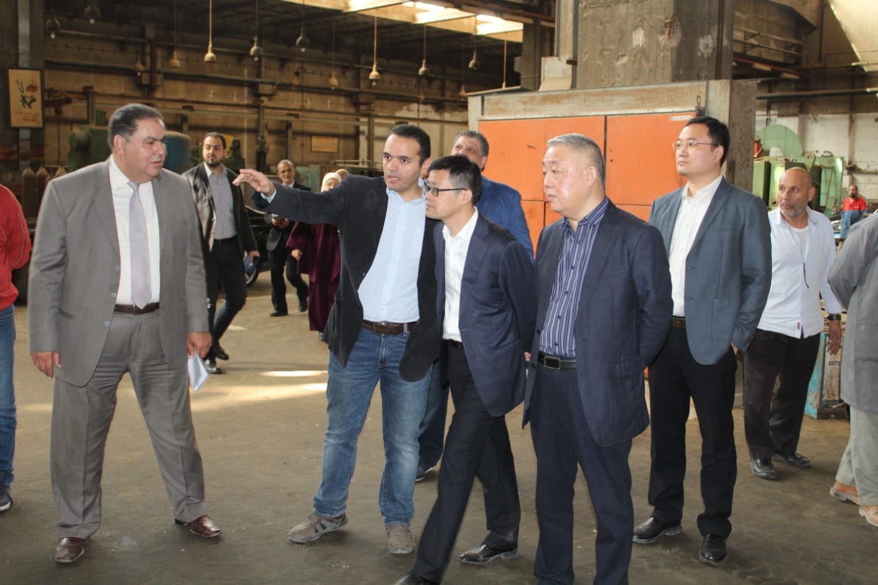 122208-الوفد-يتفقد-شركة-النصر-للسيارات