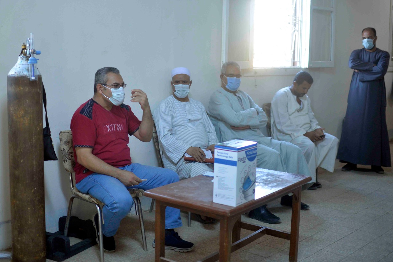 دورة تدريبية بقرية طفنيس للمتطوعين وطلبة الطب لمتابعة حالات العزل المنزلى  (1)