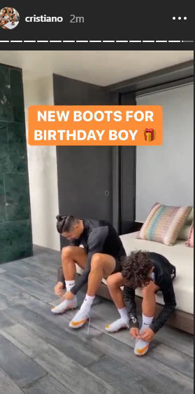 رونالدو وهديته لابنه