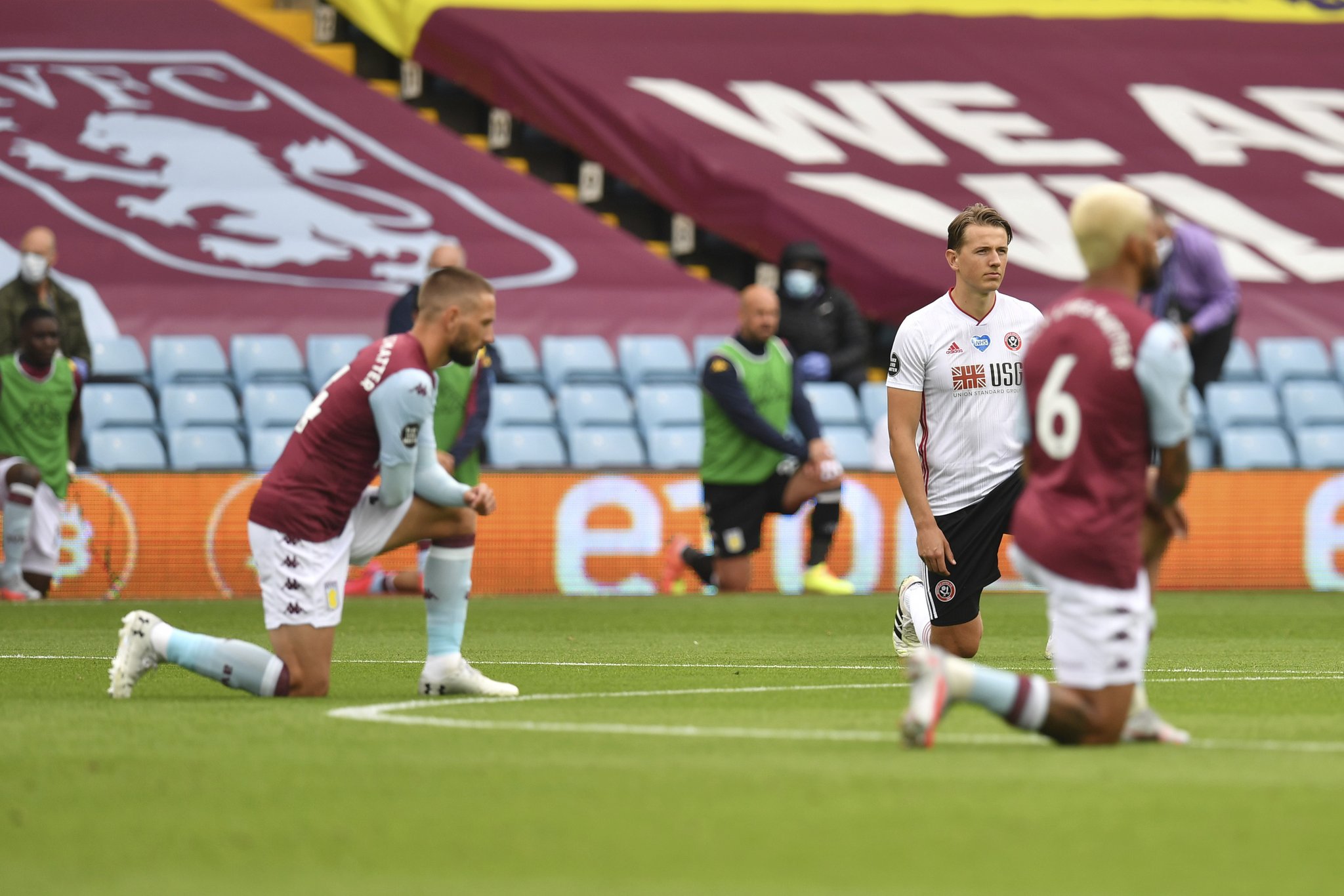 لاعبو استون فيلا وشيفيلد يتضامنون مع جورج فلويد (4)