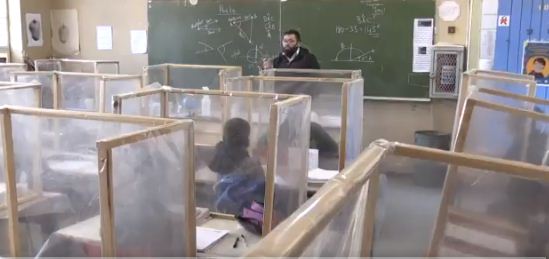 الفصل بين الطلاب بحواجز بلاستيكية