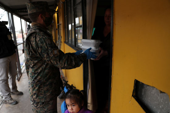 توزيع طعام مجانى على مواطنين فى سانتياغو توزيع طعام مجانى على مواطنين فى سانتياغو