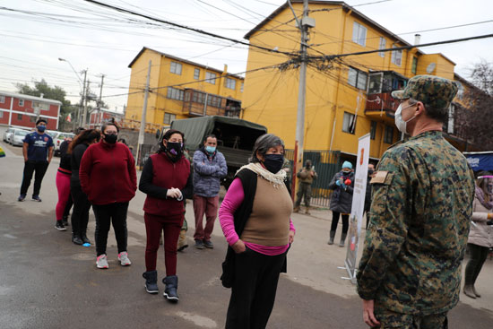 طوابير للحصول على طعام فى تشيلى طوابير للحصول على طعام فى تشيلى