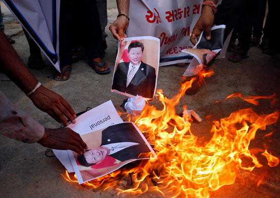 متظاهرون يحرقون صور رئيس الصين