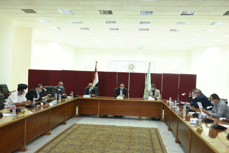 المحافظ خلال ترأسه إجتماع اللجنة العليا (4)