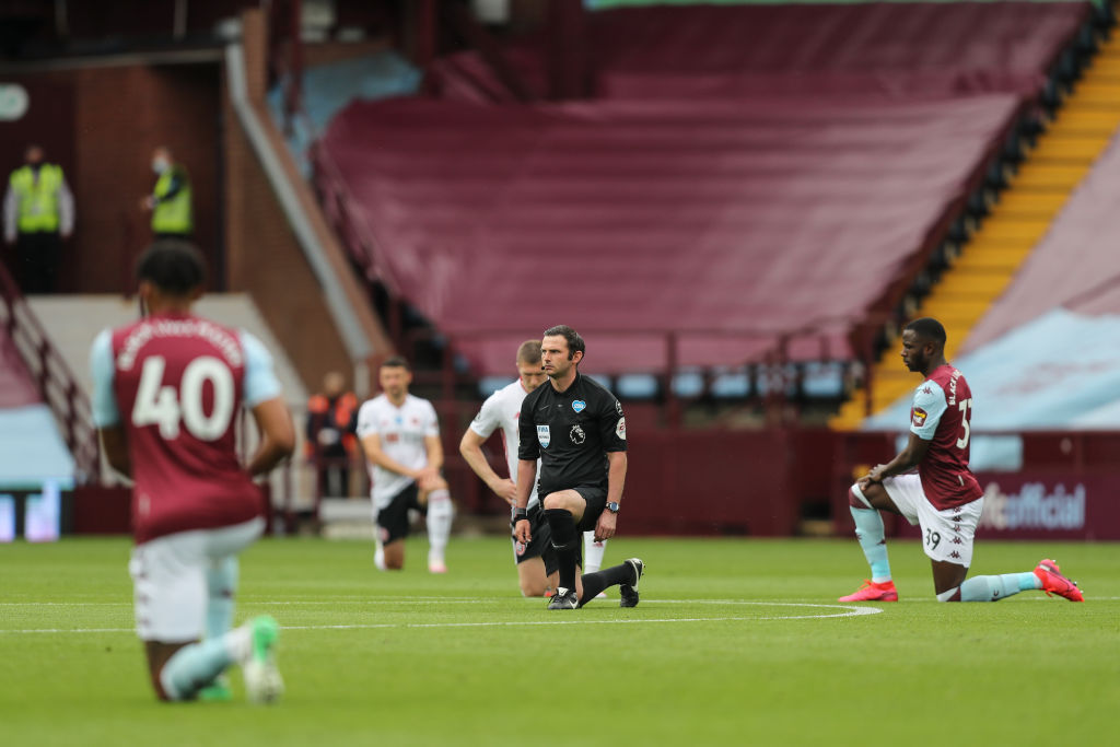 لاعبو استون فيلا وشيفيلد يدعمون جورج فلويد (2)