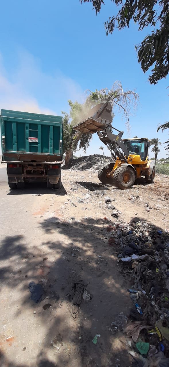 نقل مقلب مخلفات صلبة بعيداً عن الكتلة السكنية في ديروط (4)