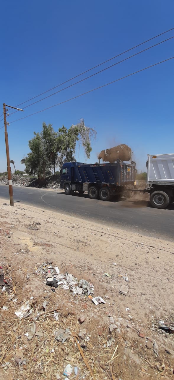 نقل مقلب مخلفات صلبة بعيداً عن الكتلة السكنية في ديروط (6)