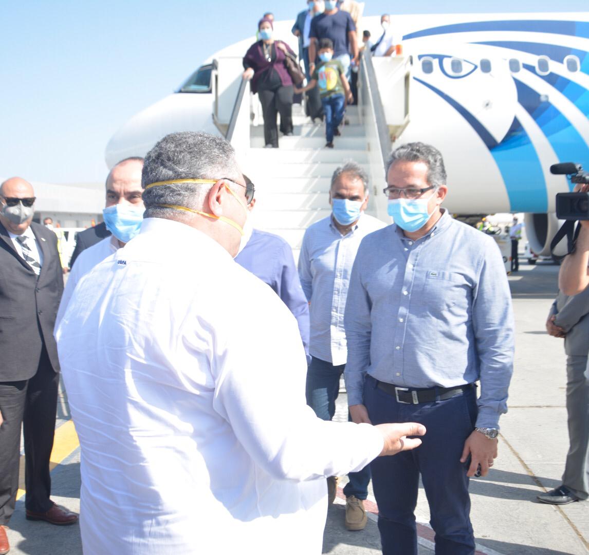 محافظ البحر الأحمر خلال استقباله وزير السياحة (3)