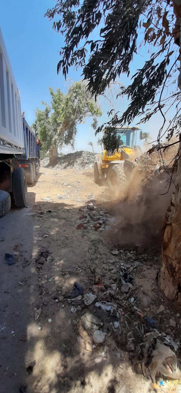 نقل مقلب مخلفات صلبة بعيداً عن الكتلة السكنية في ديروط (2)