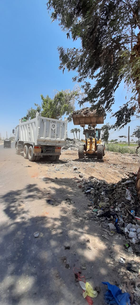 نقل مقلب مخلفات صلبة بعيداً عن الكتلة السكنية في ديروط (3)