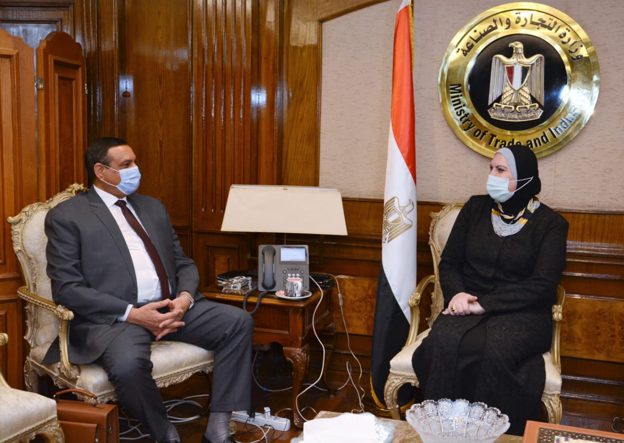 وزيرة الصناعة تبحث مع محافظ البحيرة التوسع فى تصنيع الكمامات الطبية وزيرة الصناعة تبحث مع محافظ البحيرة التوسع فى تصنيع الكمامات الطبية