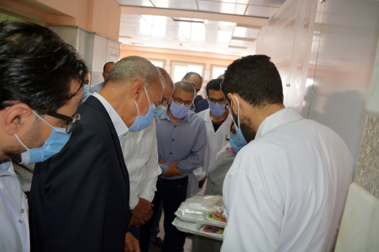 المحافظ يتفقد المستشفيات بمدينة بنها  (1)