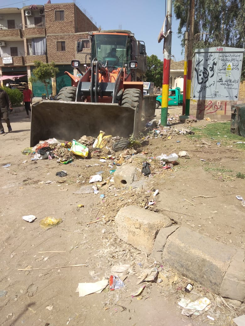 حملة نظافة ورفع تراكمات القمامة بشوارع حى شمال الأقصر (1)