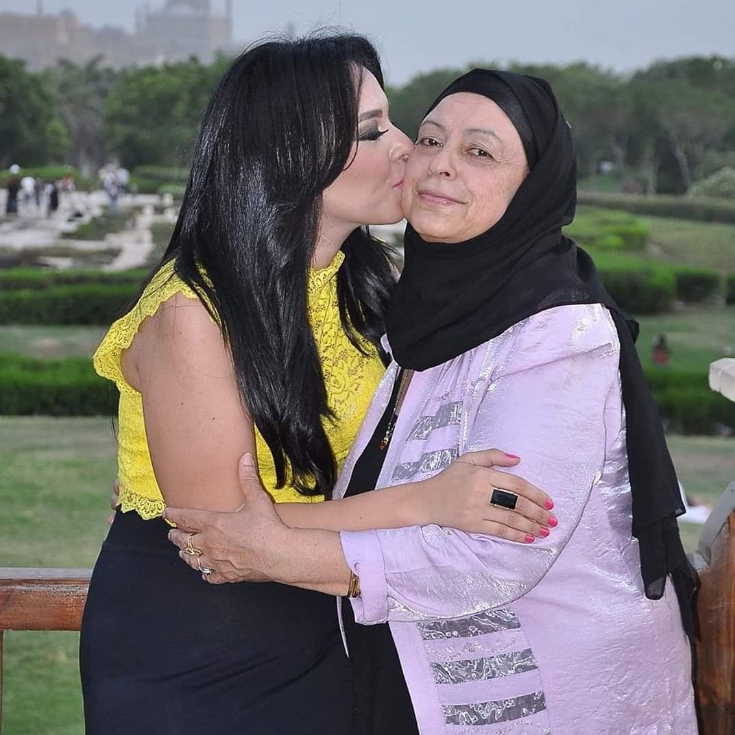 مروة ناجي مع والدتها الراحلة مروة ناجي مع والدتها الراحلة