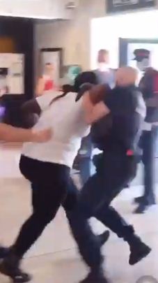 الشرطة الفرنسية تضرب امرأة سمراء