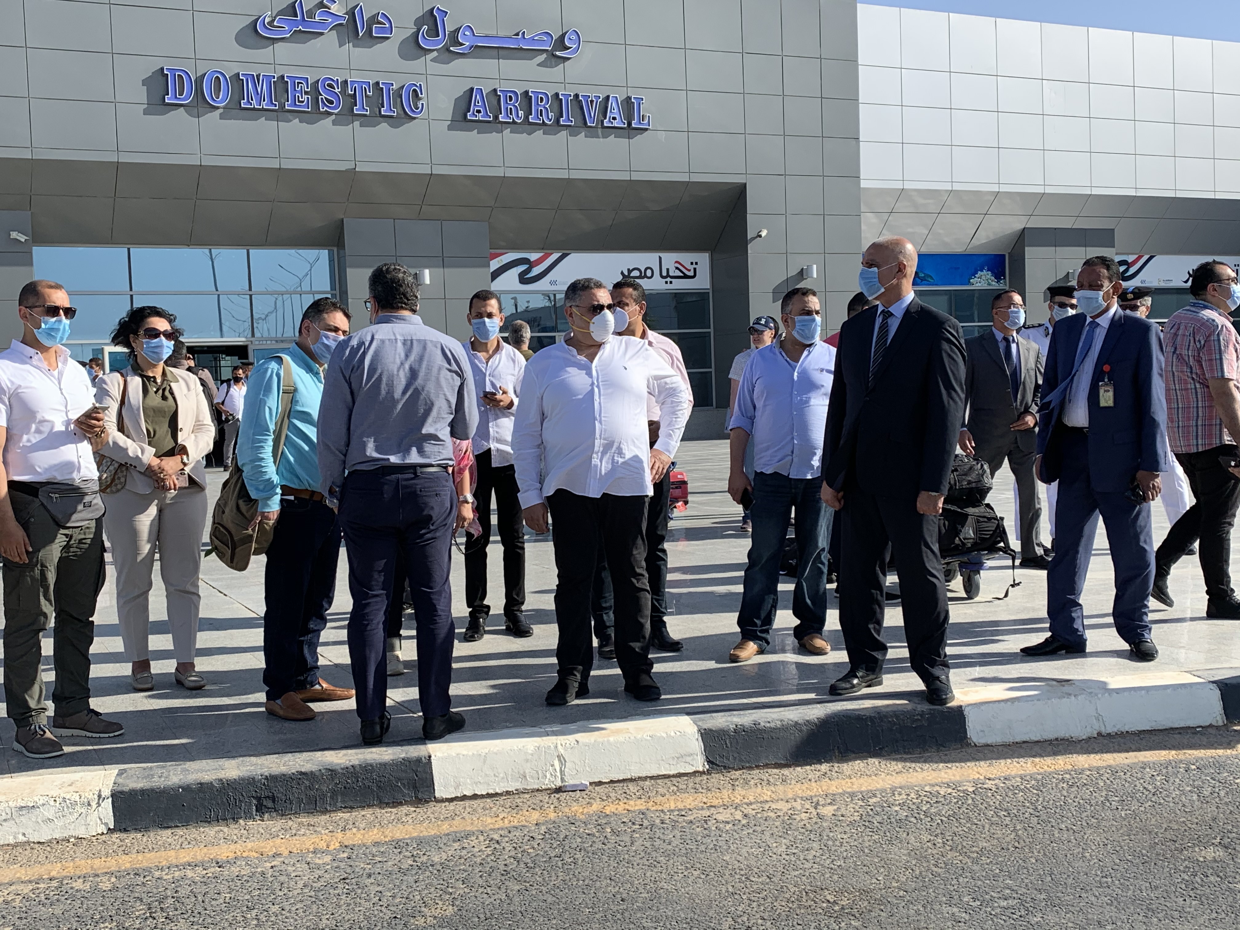 وزير السياحة خلال جولته بمطار الغردقة  (1)