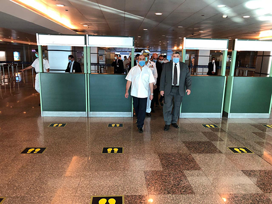 الطيار محمد منار وزير الطيران المدني بجولة تفقدية داخل مطار الغردقة الدولى (1)
