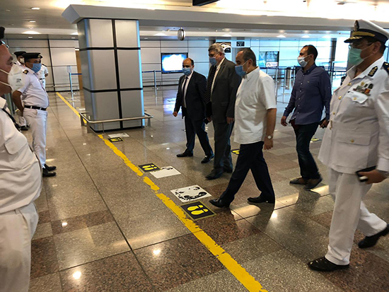 الطيار محمد منار وزير الطيران المدني بجولة تفقدية داخل مطار الغردقة الدولى (2)