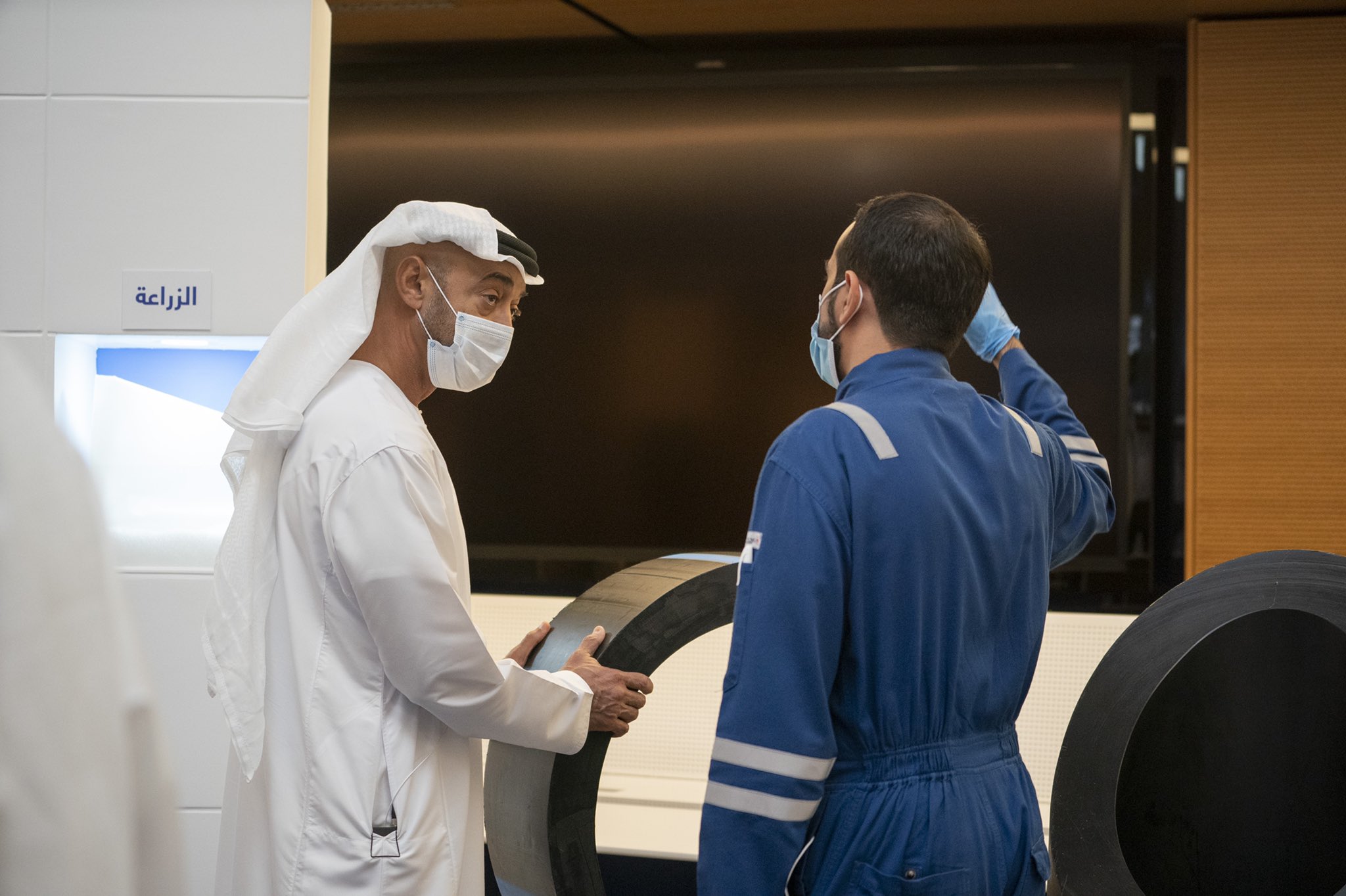 ولى عهد أبو ظبى يطمئن على سير العمل ولى عهد أبو ظبى يطمئن على سير العمل