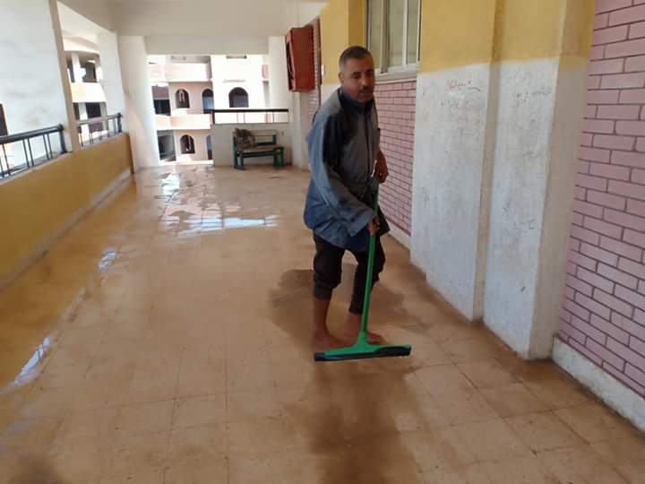 مدير مدرسة بالشرقية عن تنظيفه للفصول  (2)