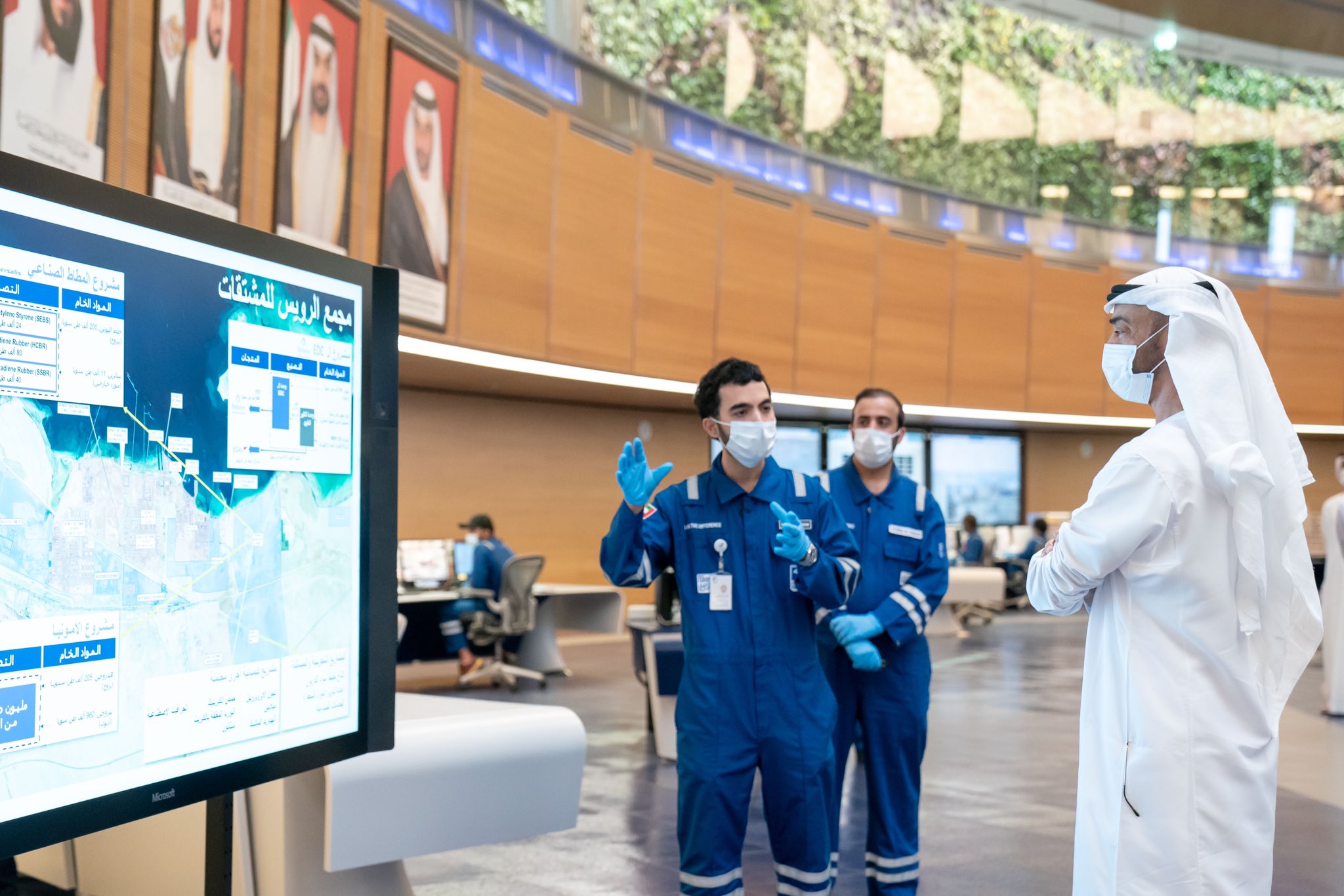 بن زايد يظهر بالكمامات بن زايد يظهر بالكمامات