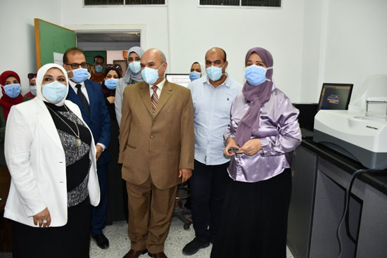 رئيس جامعة القناة تفتتح مستشفى العزل (4)
